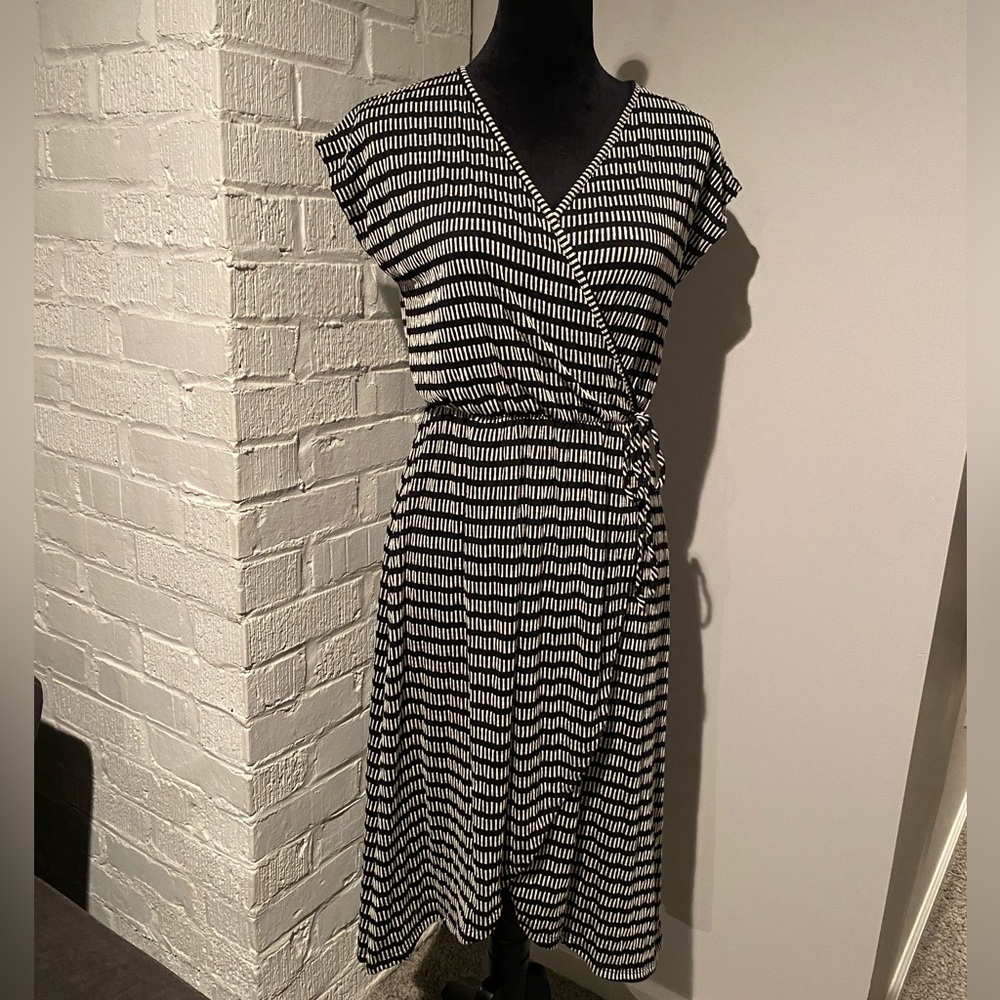 New Caution to the Wind Faux Wrap Dress Womens Medium Black and White V-Neck
